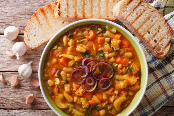 Zuppa di ribollita toscana da vicino in una ciotola. vista dall'alto orizzontale — Foto Stock