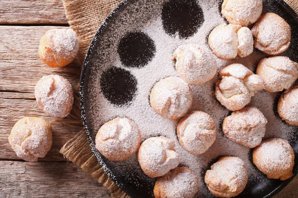 Italienische Donuts castagnole in Großaufnahme auf einem Teller auf dem Tisch. hori — Stockfoto