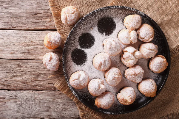 Italienische Donuts castagnole auf einem Teller auf dem Tisch. horizontal zu — Stockfoto