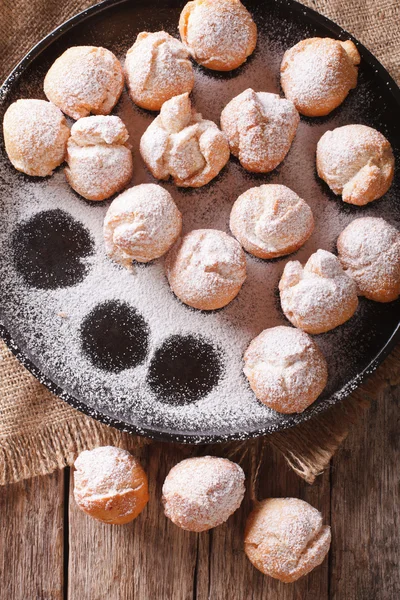 意大利甜甜圈惠灵顿特写一个盘子在桌子上。垂直 — 图库照片