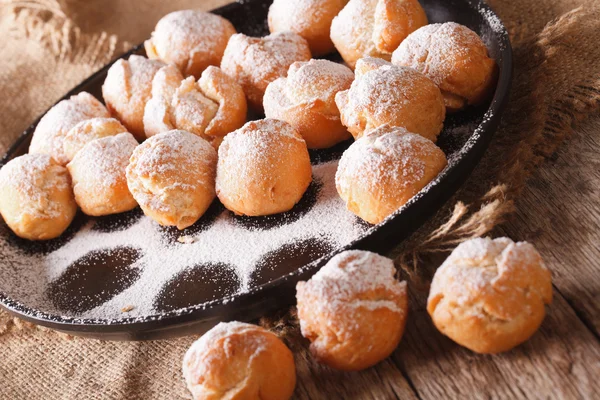 Ciambelle dolci italiane Castagnole primo piano sul tavolo. Orizzonte — Foto Stock