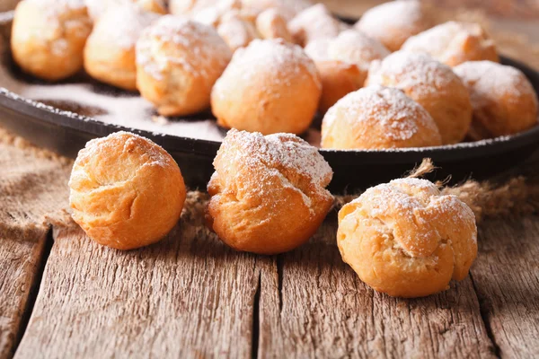 Gebratene Donuts castagnole in Großaufnahme auf dem Tisch. horizontal — Stockfoto