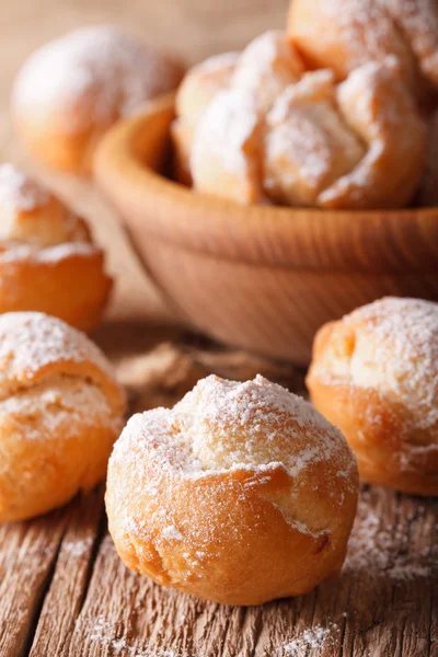 Donuts italianos festivos Castagnole fechar em uma tigela. vertical — Fotografia de Stock