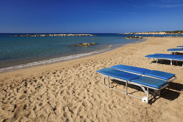 Playa de Coral Bay y sillones en Chipre — Foto de Stock