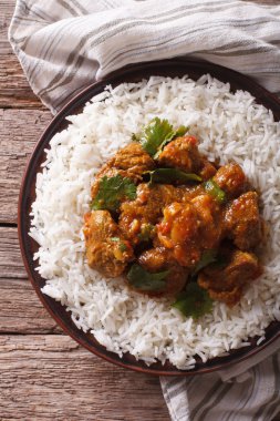 Basmati pirinç closeup ile Hint Madras sığır eti. dikey üstten görünüm