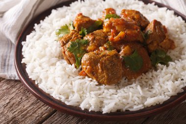 Sığır eti Madras ile basmati pirinç yakın çekim. Yatay