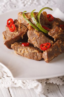 Hindistan cevizi sütü ile baharat yakın çekim bir pl Rendang sığır eti Komposto