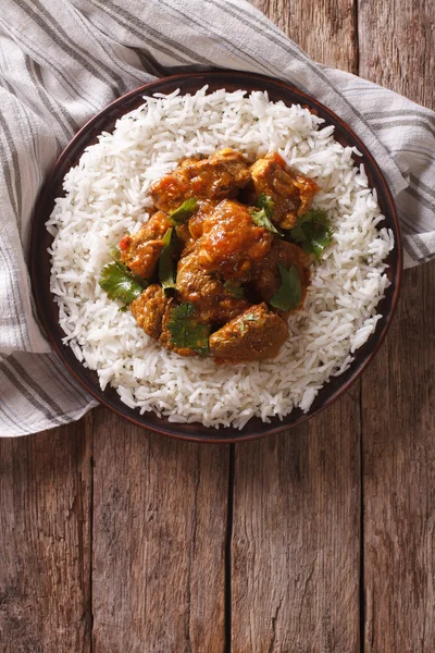 Indiaas eten: Madras rundvlees met basmatirijst. verticale bovenaanzicht — Stockfoto