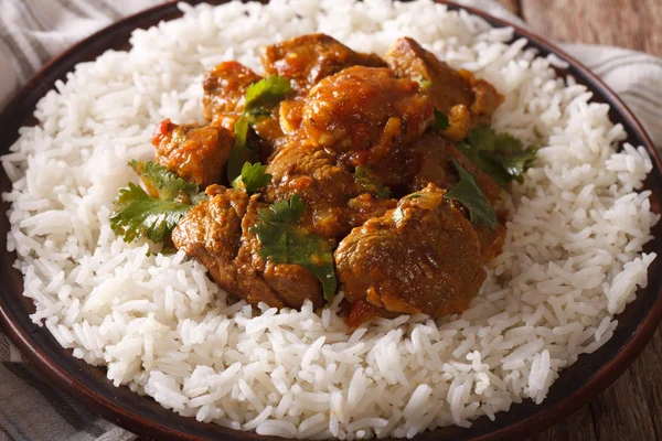 Indische Küche: Rindfleisch-Madras mit Basmatireis in Nahaufnahme. Horizont — Stockfoto