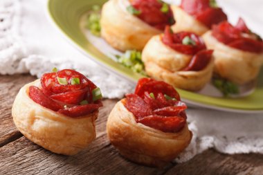 Güzel topuz ile salam gül yakın çekim şeklinde. ufuk