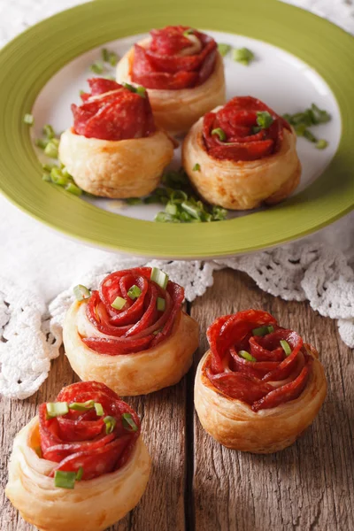 Rolos assados com salame na forma de rosas. vertical — Fotografia de Stock