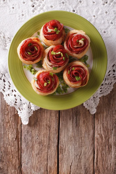 Rouleaux cuits au four avec du salami sous forme de roses. Vue verticale du dessus — Photo