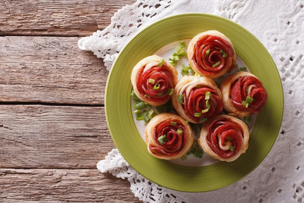 Baked rolls with salami in the form of roses. horizontal top vie — Stock Photo, Image