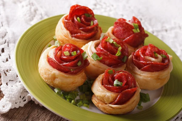 Vackra varma mackor med salami i form av en blomma. Ho — Stockfoto