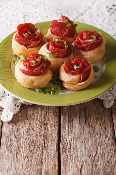 Snack panecillo al horno con salami y queso en forma de rosas — Foto de Stock