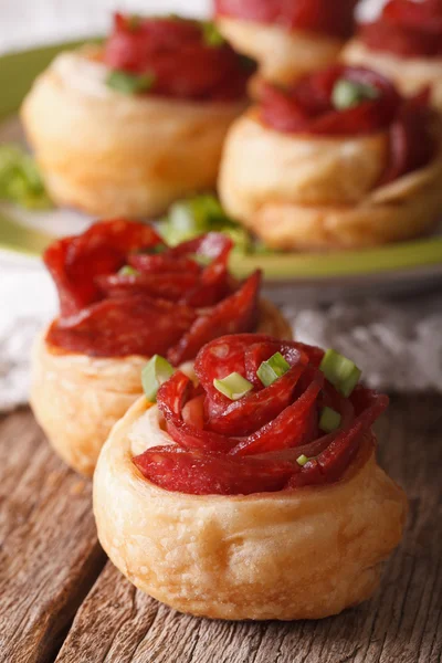 Rollos al horno con salami en forma de rosas macro. Vertical —  Fotos de Stock