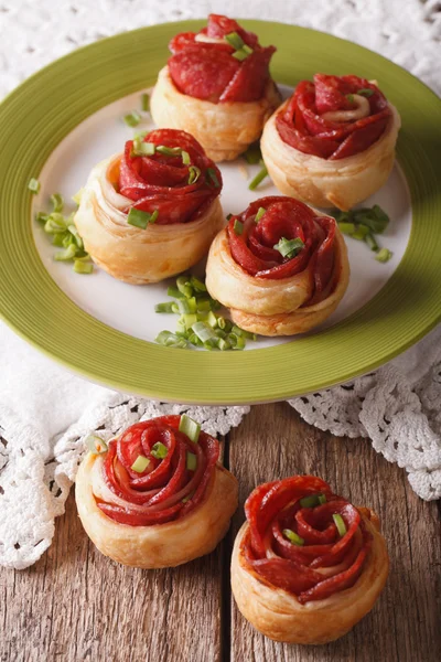 Nybakat bröd med salami i form av rosor närbild. vertikala — Stockfoto