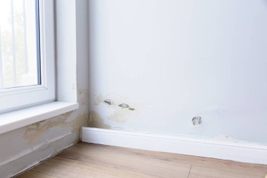 Su baskınından dolayı duvardaki alçıdan düşmüş. Pencerenin yakınındaki bir odada parçalanmış alçı.