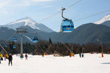 Bansko, Bulgaristan - 28 Ocak 2020: Kış kayak merkezi Bansko. Kayak pistleri, kayak yapan insanlar ve arka planda Todorka dağı..