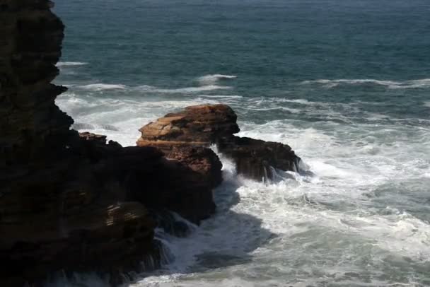 Błękitne wody w pobliżu skał z zachodnim wybrzeżu Portugalii — Wideo stockowe