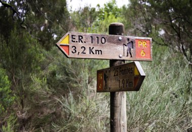 yön işareti yürüyen parça