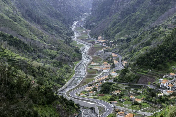 Lacuna com grande levada entre leste e oeste madeira — Fotografia de Stock