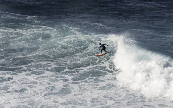 Surfer σε κύματα του ωκεανού κοντά Madeira — Φωτογραφία Αρχείου