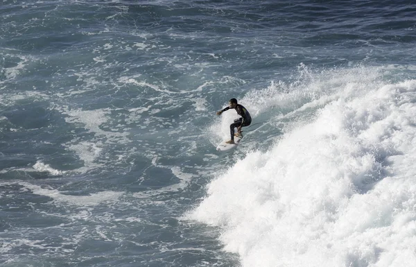 Surfista em ondas oceânicas perto da Madeira — Fotografia de Stock