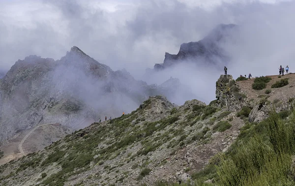 Pessoas no pico arieiro na ilha da madeira — Fotografia de Stock