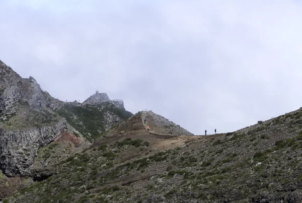 Personnes sur le pico arieiro sur l'île de madère — Photo