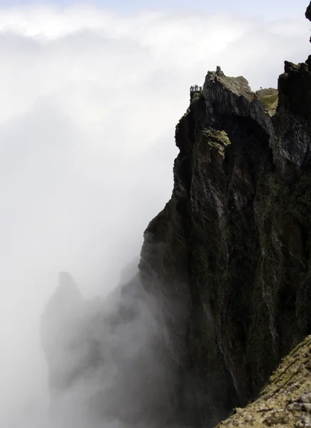 Gente en el mirador en el pico arieiro en la isla de Madeira — Foto de Stock