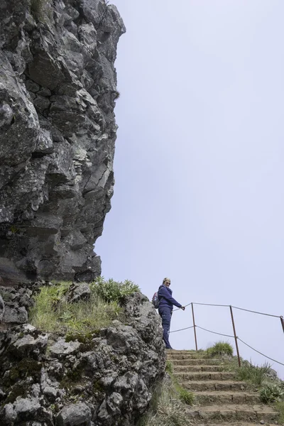 Mujer en el pico arieiro en la isla de Madeira —  Fotos de Stock