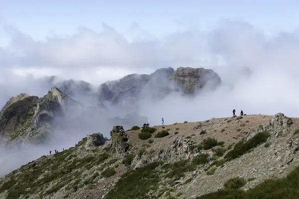 Personas en el pico arieiro en la isla de Madeira — Foto de Stock