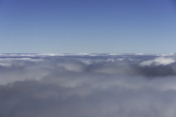 Błękitne niebo i chmury na horyzoncie — Zdjęcie stockowe