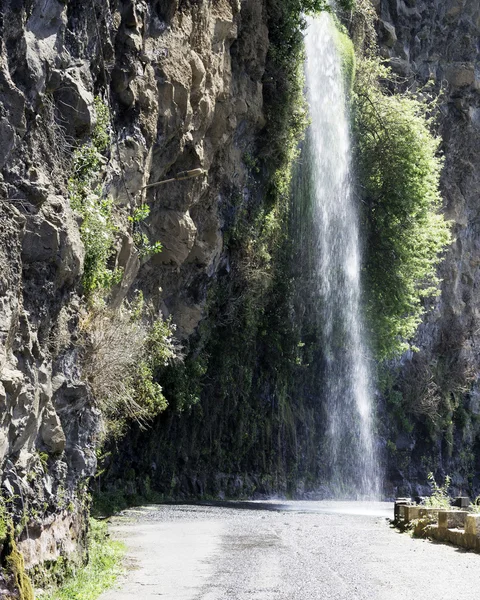 Водопад в природе на дороге Мадейры возле Кальеты — стоковое фото