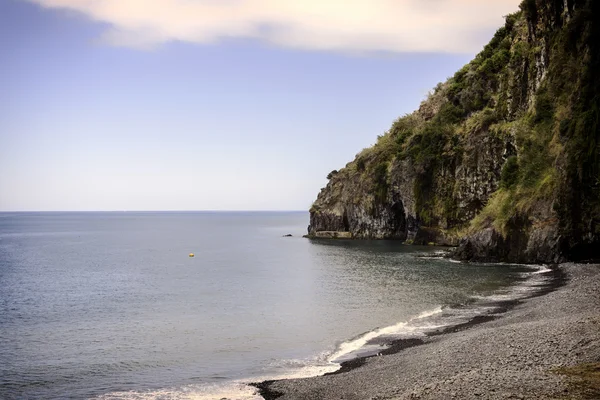 Costa da madeira com oceano e rochas — Fotografia de Stock