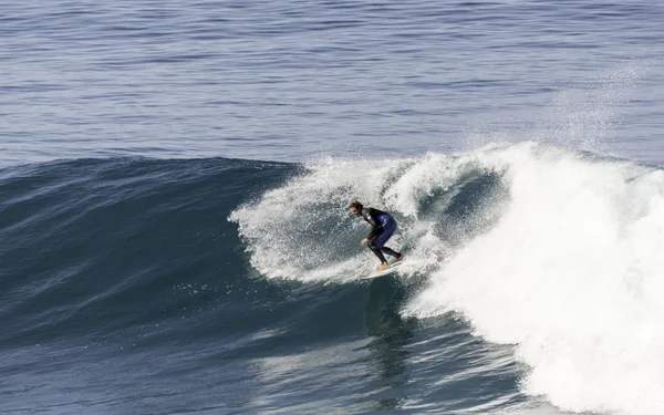 Junge surft auf großen Wellen — Stockfoto
