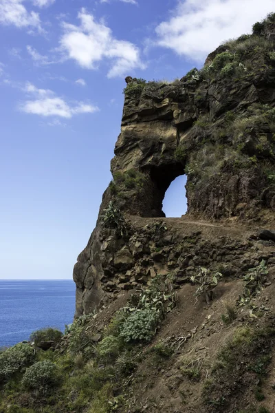 Rocas con agujero con vista al cielo azul —  Fotos de Stock