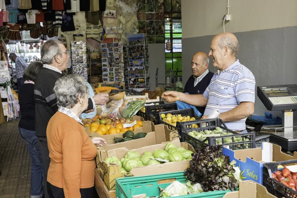 Menschen kaufen Obst auf dem Markt — Stockfoto