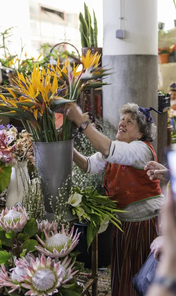 Mulher flor no mercado da Madeira — Fotografia de Stock