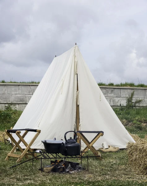 Zelt auf dem Zelten mit Feuer und Kochutensilien — Stockfoto