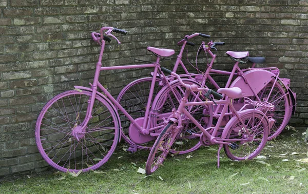 Rosa målade cyklar och gammal vägg — Stockfoto