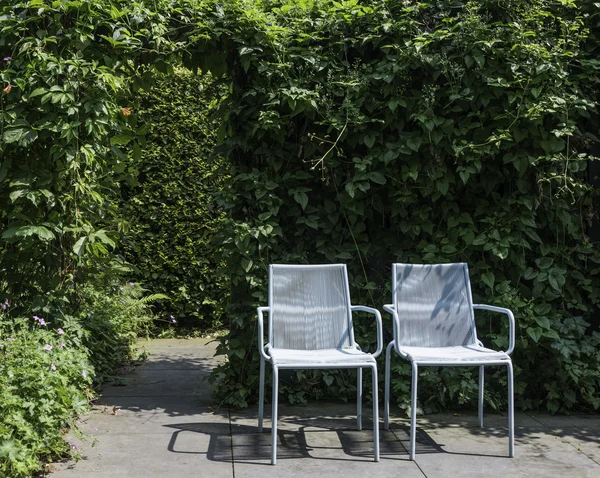 Twee blauwe zetels in de tuin — Stockfoto