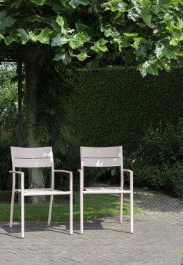 bahçede iki pembe koltuk