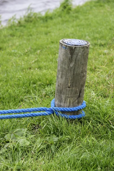Modrá lano na patník — Stock fotografie