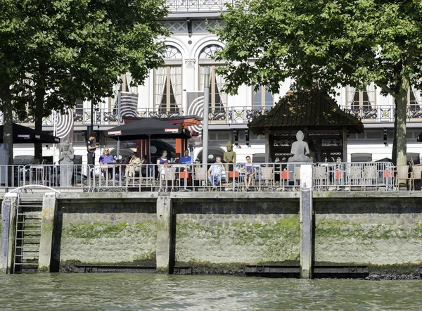 Mensen zitten op waterfron terras — Stockfoto