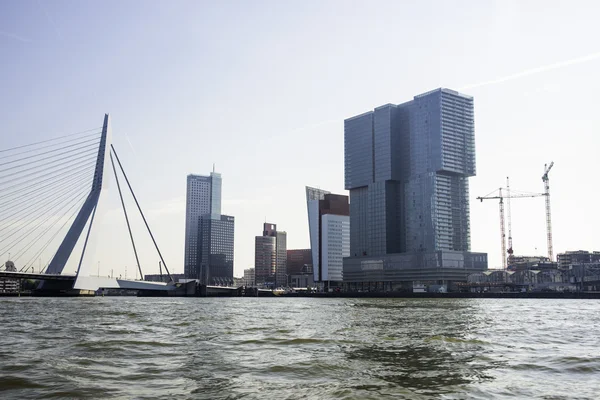 Erasmusbridge i Rotterdams hamn stad i Holland — Stockfoto
