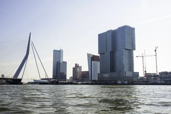 A rotterdami kikötő város a Holland Erasmusbridge — Stock Fotó