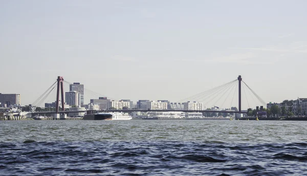 Willemsbrug in de haven van Rotterdam stad in Nederland — Stockfoto