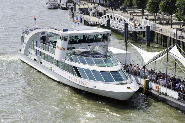 Grote groep mensen die is ingecheckt voor een cruise in Rotterdam — Stockfoto